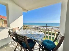 Rosanna, terrazza vista mare, 2 camere, clima e 2 posti auto a soli 50 m dal mare! by Alfareal