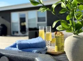 Luxury row house in quiet area with infrared sauna and hot tub