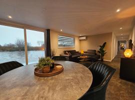 Luxe woonboot in de natuur aan doorgaand vaarwater