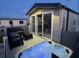 Fantasy Island - Eastgate F5- The Ardennes with Hot Tub - Coastal Caravan Breaks，英戈爾德梅爾斯的飯店