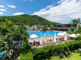 Комплекс Варвара - Хотел, Аквапарк и Минерлни басейни, beach hotel in Varvara