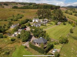 Dalnoid Cottages & Treehouses Nr Glenshee, hotel con hidromasaje en Glenshee
