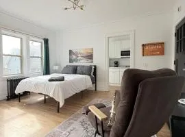 Downtownrochesterretreatstylishstudiowithkitchen