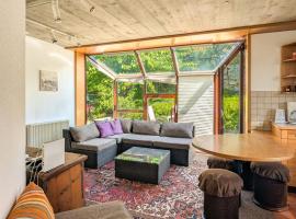 Charmant appt Chailly sur Montreux avec terrasse โรงแรมในมงเทรอซ์