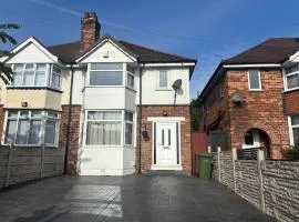 Spacious 4-Bedrooms Solihull Home ideal for Contractors