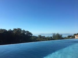 Villa des Savoyards, hotel v destinaci Le Rayol-Canadel-sur-Mer