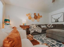 Cowboy Den-Hot Tub-Game Room-Pet Friendly-No Pet Fees!, hotel v destinaci Albuquerque