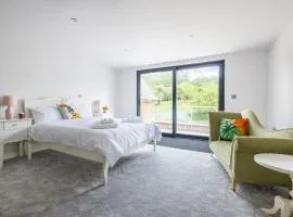 H2-Roof top-4 Bedrooms-Free Parking-Sleeps 7