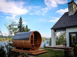 Waterfront Luxury, Sauna, Dock, Lake Access, hotel in Saint-Aimé-Du-Lac-des-Îles