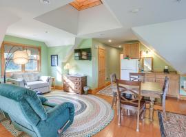 Shared Dock and Fire Pit Peaceful Surry Studio!, hotel v destinaci Surry