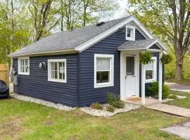Walk to Beach and Dtwn Frankfort Cottage with BBQ
