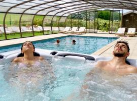 R&eacute;sidence h&ocirc;teli&egrave;re et SPA des sources du gros noyer, hotel com spa em Malauc&egrave;ne