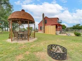 Pet-Friendly Fredericksburg Cabin with Hot Tub!