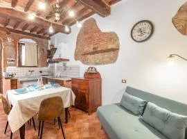 Nido nel vicolo sea and old town