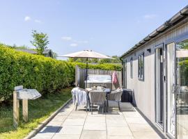 Hazel Lodge, 27 Roadford Lake Lodges, hotel in Lifton