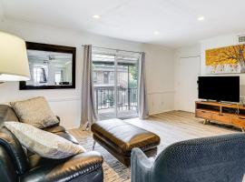 Condo 9 Mi to Dtwn Dallas BBQ By the Pool!, hótel í Dallas