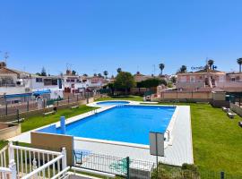 Cozy Bungalow with Private Terrace and Communal Pool in Torrevieja, hotel di Torrevieja