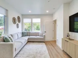 Walk to Beaches: 'Siletz Bay Bliss' Townhome