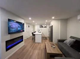Cozy 2 bedrooms Suite Near Calgary Airport Sleeps 6