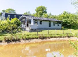 Saffron Lodge, 24 Roadford Lake Lodges, hotel in Lifton