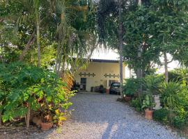 Ban Na에 위치한 호텔 Rosemary Rayong