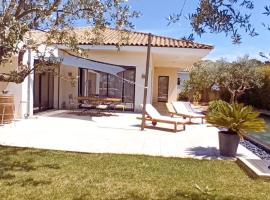 Le Pérignan maison 3 chambres piscine – hotel w mieście Fleury