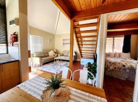 Pool View Beach Cabana Sleeps Six!, hotel in Mandurah