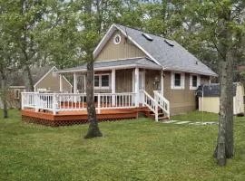 Cozy w Hot Tub Fire Pit Wifi Grill Deck & Pets