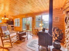 Fish, Hunt, Ride and Ski 4-Season Phillips Retreat, tradicionalna kućica u gradu 'Phillips'