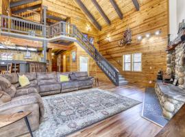 Resting Bear Lodge by Tahoe Getaways - Pet Friendly w Foosball and HOA Amenities, Hotel in Truckee