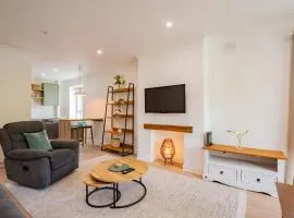 Simply Stunning 3 Bed Apartment with Free Parking