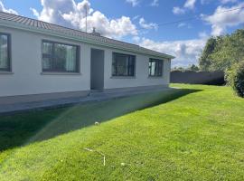 Beautiful Beach Side Bungalow, banglo di Galway