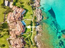 Luxury Seafront Apartment - Beach Access - Parking & WiFi - by Coral Property