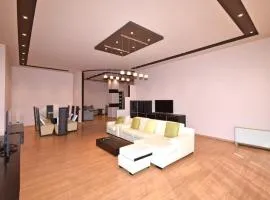 Teryan street, 4 bedrooms Luxury and Grande apartment with Spacious balcony TT606