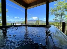 Close to Downtown Gatlinburg Amazing Mount LeConte Views Hot tub Game room