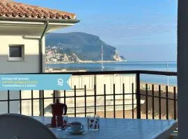 M097 - Marcelli, trilocale sul mare con spiaggia privata