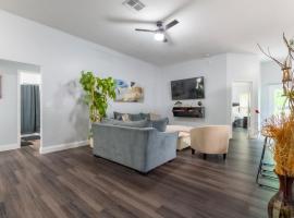 Family Retreat Near NAS JAX and Orang Park Mall with Gameroom, hotel in Jacksonville