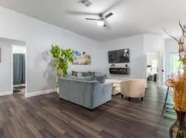 Family Retreat Near NAS JAX and Orang Park Mall with Gameroom