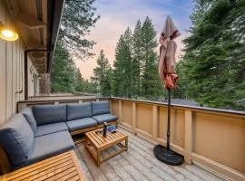 Ski Way by AvantStay Cozy Tahoe Home w Fireplace Balcony