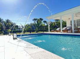 Tranquil Villa with Heated Salt Pool, Bar, & Lanai, hotel v destinaci Jupiter