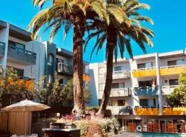 LA Studio with Pool, Balcony and Private parking