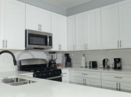 Shared, spacious condo near UChicago and Obama Center, condo sa Chicago