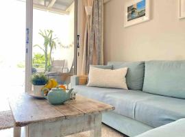 Angelina retreat close to beach โรงแรมในพีลา