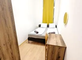 Spacious Rooms - 15 Min from Airport & City Center, 5 Min from Vienna Main-Bus Station EZ8
