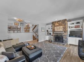 Charming Mountain Retreat with Hot Tub & Views, ξενοδοχείο σε Παρκ Σίτι