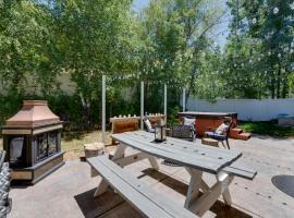 Layton CabinandSpa with Private Sauna and Hot Tub!, hotel v destinaci Layton