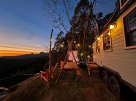 Casa europeia vista infinita e cinema em C. do Jordão