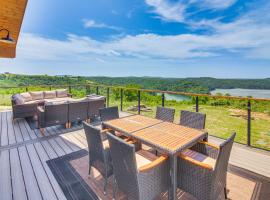 Stunning Hilham Home with Hot Tub, Views and Fire Pit!, ξενοδοχείο σε Celina