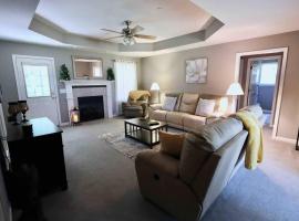 Country Chic- 4 BR Home-Quiet Country Road, hotel in Pleasant View