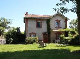Maison de charme avec grand parc pour des vacances en famille au cœur de l'Auvergne - FR-1-582-278